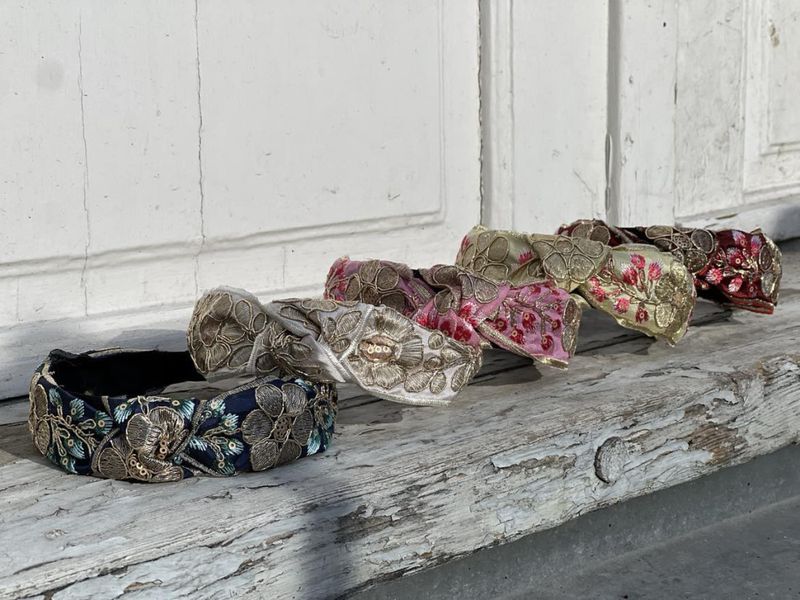 hårbøyle med frodig blomsterbroderi og gullbånd