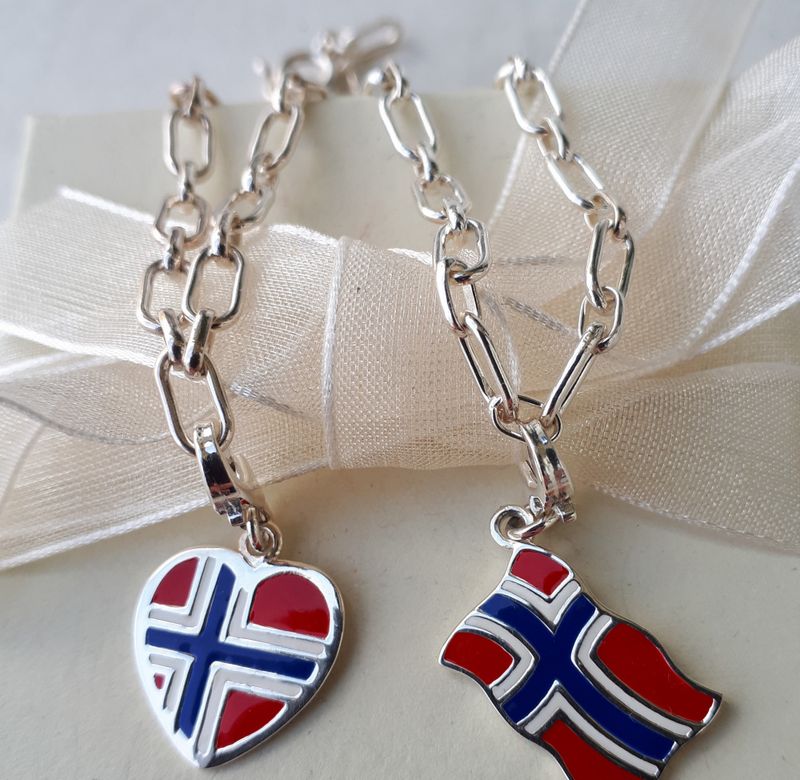 Sølvarmbånd med flagg-anheng
